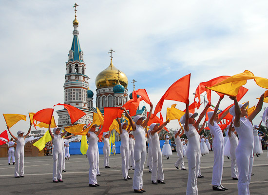 День города на Соборной площади в Омске в 2011 году: флаг-шоу
