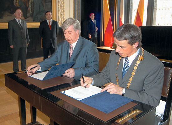 Signing the agreement