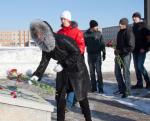 Красные гвоздики к подножию мемориала в честь павших в боях десантников