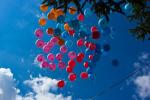 Разноцветные воздушные шары были выпущены в небо