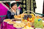 Этот праздничный стол накрыт содружеством узбекистанцев