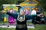 На площадке стилизованной татарской деревни задавали тон певцы и танцоры