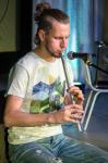 Антон Панькин играет на флейте мелодичное произведение