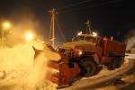 На многих дорогах Кировского округа снег достаточно отбросить в сторону