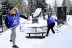 Студенты очищают от снега места воинских захоронений