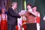 Директор департамента культуры Владимир Шалак награждает лауреатов