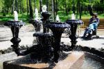 Чаши фонтана — старые  фонари, демонтированные с Любинского проспекта