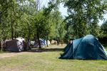 Все ребята смены, а это около 100 человек, размещаются в пятиместных палатках