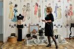 Ведущий методист музея Новосибирска Ирина Хлебникова представляет экспозицию «Мода из комода»