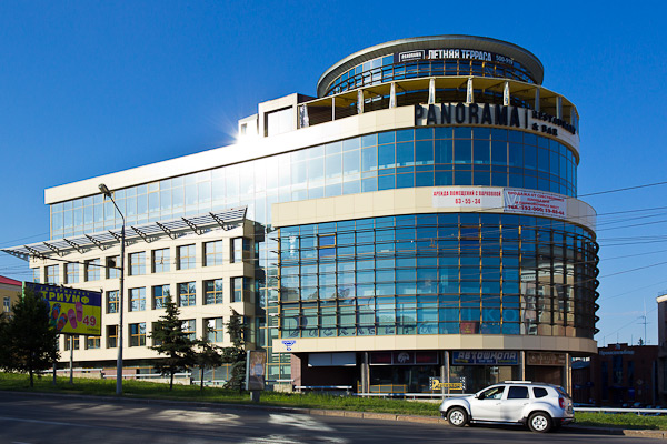 是鄂木斯克中心新建筑的购物办公综合体之