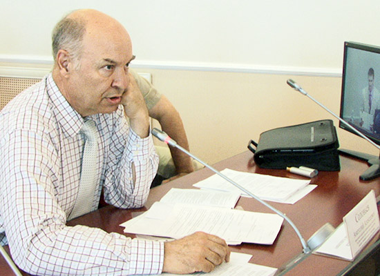 Анатолий Соловьев, член Общественной палаты РФ, выступает на заседании комиссии по информатизации при Мэре города Омска