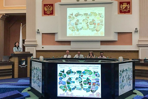 Мэр Омска Оксана Фадина выступает на конференции АСДГ