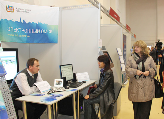 Посетители выставки знакомятся с разработками Администрации города Омска
