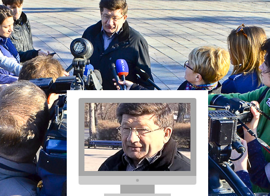 Представители СМИ берут интервью у мэра Омска Вячеслава Двораковского