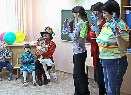 Самодеятельный кукольный театр встречает новоселов в новой группе. Омск