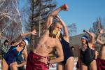 Участники омского клуба «Моржи» разминаются перед водной процедурой