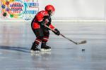 На льду разминаются детские хоккейные команды