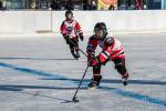 По зрелищности встреча не уступает хоккею взрослых команд