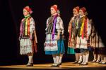Вслед за костюмами нашего времени были показаны платья, которым больше ста лет