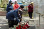 Участники возлагают цветы к монументу авторства Петра Карякина