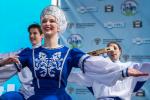 Гостей приветствовали омские артисты, среди которых — ансамбль танца «Мечта»