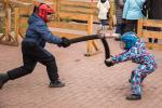 Для детей работает площадка по фехтованию — со всеми мерами предосторожности