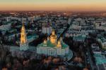 被修复的大教堂和大教堂广场。此大教堂亦称奔萨州的“主要神殿”。它是全俄最大的东正教大教堂之一。