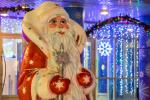 Дед Мороз безмолвно приветствует посетителей театра кукол «Арлекин»