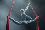 На полотнах — омская воздушная гимнастка Софья Викулова