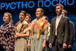 Поют фольклорные ансамбли Москвы и Омска, уже хорошо знакомые зрителям