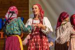 Фольклористы Азовского района водят хоровод под попурри «Что по лугам»