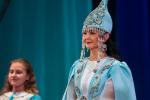 На сцену вновь выходят все героини дня. Салтанат Кинчибаева (казахская культура)
