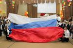 Торжественный момент праздника — развёртывание российского флага