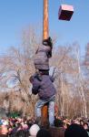 В какой-то момент приз приспустили, чтобы до него могла достать девушка