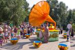 Цветочный патефон — первая большая композиция на пути идущих от улицы Ленина