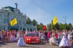 Невесты стартуют от Драмтеатра в сопровождении красного кабриолета