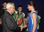 Геннадий Павлов награждает юную спортсменку