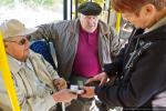 У омских льготников в общественном транспорте — проезд «по карточкам»