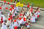 Перед свадебной процессией прошел традиционный парад невест