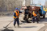 Асфальтобетон порциями высыпается на дорогу
