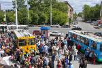 В полдень на остановке «Городок водников» началось раскрашивание ещё двух троллейбусов