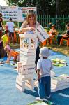 Малыши могли принять участие в строительстве городка из бумажных «кирпичиков»