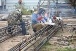 Сварщики готовят арматуру для забивки свай