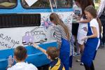 Ребята постарше аккуратно прорисовывают детали. Пальцами