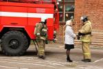 Директор школы встречает спасателей и докладывает об обстановке
