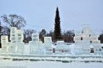 Теперь на этой площадке выросла главная городская ёлка, а ледовые блоки ждут мастеров