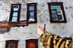 Медленно разрушающийся старый дом давно стал небезопасным для жильцов