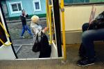 В процессе ремонта в вагонах заменены полы, обновлена обшивка, установлены новые поручни, мягкие сиденья, двери поворотно-лавирующего типа