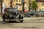 В поворот входит Ford Deluxe 1939 года