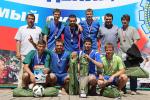 Глава Кировского округа Сергей Никифоров и победители турнира — команда «Титан»
